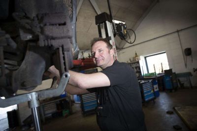 Det er i værkstedet, at det foregår. Lars Sehested og hans virksomhed koncentrerer sig om reparation af biler. Foto: Martin Ballund