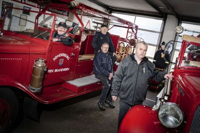 Den flotte Fordson fra 1934 er lånt i Sønderborg. Der er tale om en amerikansk Ford bygget i England. En af de frivillige på museet, Bjarne Betzer, skaffede den til Kjellerup og mener således også, det er hans. Bag rattet sidder Steen Christensen, stående forrest er det Freddy Sørensen og på bænken sidder Bjarne Betzer (på bænken nederst) og Karl Mikkelsen.