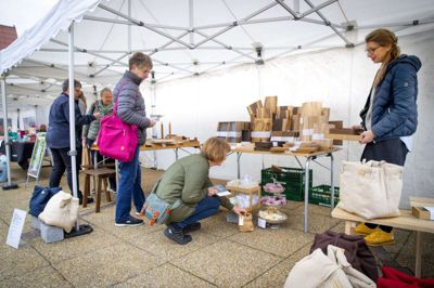 Der var masser af god stemning på markedet i Kjellerup i lørdags. Her er det Hanne Holtzmann, der var på Torvet med »Snedkeriget«. Foto: Jakob Stigsen Andersen