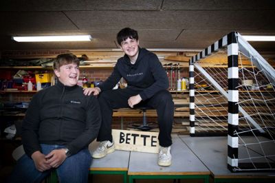 Brage Thomsen og William Carlson har fået styr på deres fremtidsdrømme efter, at de har været elever på den erhvervsrettede linje på Thorning Skole. Foto: Jakob Stigsen Andersen