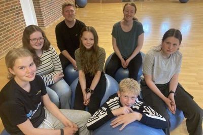 Lærke Bjerre, 14, fra Sjørslev, Karoline Holler, 14 fra Aunsbjerg, Ida Madsen, 13, fra Knudstrup, Jens Emil Løber, 13, fra Ungstrup, og Johanne Gjødvad, 15, fra Kjellerup - der her ses sammen med deres to lærere, Nanna Pape Møller og Simon Hemmingsen - får en del ud af at være på HR-holdet og være i praktik. De slipper for skoleundervisningen,og så finder de ud af, hvad de gerne vil være - og hvad de helt sikkert ikke vil være. Jens Emil ved nu, at han vil være kok, Og de andre elever har også fået meget bedre styr på det hele - og en tror på, at det kan lykkes, det der med livet.