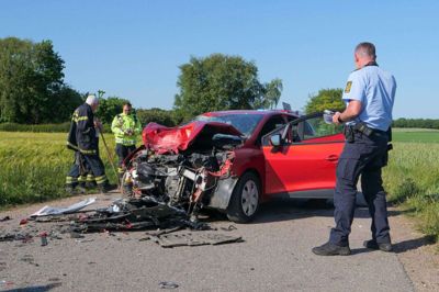 Billede af den personbil som den 23-årige motorcyklist kørte frontalt ind i. Foto: Peter Erfurt