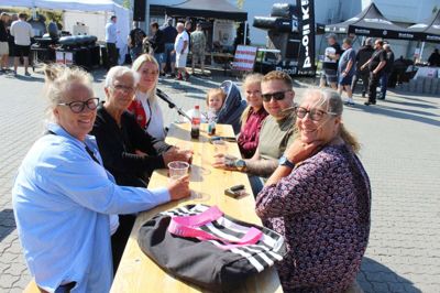 Familien Engberg fra Viborg var på plads til Grill Event lørdag formiddag - først og fremmest for at hygge. Fra venstre er det Tina Engberg, Laila Engberg, Freja Engberg, Luna Engberg, Britt Hansen, Jann Engberg og Rikke Engberg. Og hygget blev der, mens solen skinnede, de gratis pølser blev grillet og sodavandene var kolde.