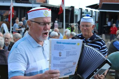 Karl Henry Sørensen og Bent Kragh sørgede for stemning og sømandsviser på Torvet.