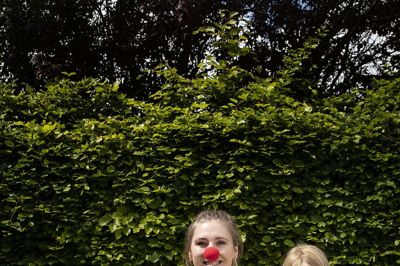Josephine Thagaard Mortensen sætter gang i Klovneløbet i Ans på lørdag. Her es hun med sine to døtre, Anna og Astrid. Foto: Martin Ballund