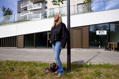 Det er i lokalet her bagved, at der skal være kombineret frisør og wellness samt vin og tapasbar. Der skal dog gøres en del, før lokalet kan tages i brug. Man kunne måske tro, at døren i billedet fører ind i lokalet. Men det gør den ikke. Bag døren er et teknikrum, som også fylder et par kvadratmeter i selve lokalet. - Der skal bygges et nyt indgangsparti, og vi skal have udeservering. Vi kommer til at investere en del i indretningen, konstaterer Line Wessberg Jensen. Foto: Jakob Stigsen Andersen