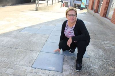 Bryggerstræde i Kjellerup ligner lidt aparte hinkeruder, mener Carla Christensen. Det bør være bedre.