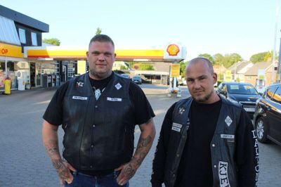 Autoredder Dennis Jensen (t.v.) var med til at rydde op efter ulykken på Pederstrupvej, hvor 23-årige Alex Østergaard i sidste uge blev trafikdræbt. Nu arrangerer han, sammen med Mathias Østergaard, en MC-kortege i forbindelse med deres fælles kammerats bisættelse. Foto: Morten Hallstrøm