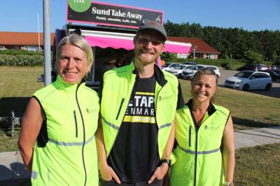 Tina Jakobsen og Karina Lavrsen sammen med Simon Qvortrup fra DGI Midtjylland, der talte omgange op.