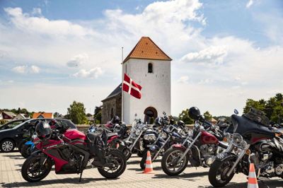 Mænd i læderveste var i overtal på pladsen foran Vinderslev Kirke. Dem, der ikke kendte Alex personligt, blev udenfor i skyggen, imens 220 var til bisættelse indenfor. Der var ikke plads til flere.