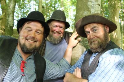 John Dybkjær, Brian Andersen, og Mads Piilgaard er parate til at bære friluftssillet godt igennem sammen med alle de andre gode skuespillere og folk bag scenen. For friluftsspillet handler om fællesskab, mener de tre.