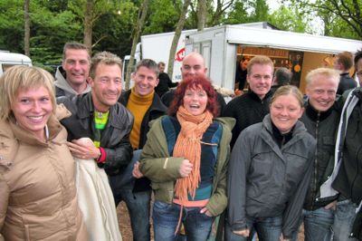 Jesper Grønkjær var som vanligt til Hinge Søstival. Denne gang i selskab med makkeren Alvin, Marianne og Hans Erfurt, Claus Therkildsen, Pia Bach, Henrik Overby, Kristoffer Pedersen og hans Mille. Flokken forsøgte at holde fast på hinanden. Men især lykkes det flere gange allerede under Johnny Madsen-koncerten Jesper Grønkjær at forsvinde fra de andre. Hvilket ikke er usædvanligt for trylledrengen, der benyttede Hinge Søstival til lige dele overrisling og gensynsglæde med sine mange venner og bekendte på egnen. Foto: Rasmus Viuff