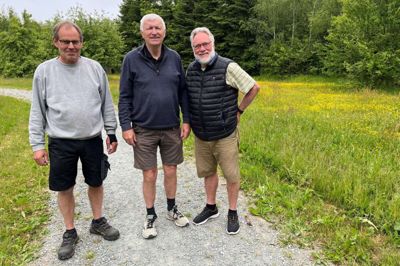 Lars Daugaard fra Kjellerup Lokalråd er parat til at lave frugthave i Kjellerup sammen med Kim Nørskov (tv) fra Kjellerup Plantecenter og Anders Hartvig (th), der også er en del af lokalrådet i Kjellerup.