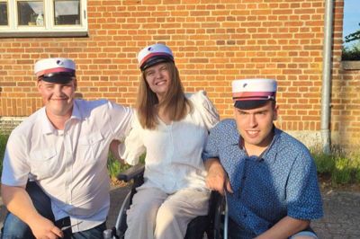 Fra venstre er det Magnus, Amalie og Wilhelm, der fejrer deres flotte STU-huer, efter de blev færdige med STU-uddannelsen i Lysbro i onsdags. Foto: Connie Lund Hørup Christensen