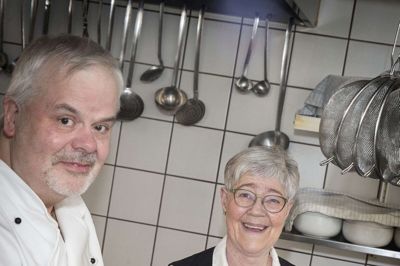 Ida og Mikael Holland har løbet parløb siden 1978, hvor de begge arbejdede på Kongensbro Kro. De blev kærester ved et bal på Ans Kro, som de købet sammen med to andre ægtepar i 2001. I dag driejer de kroen alene.