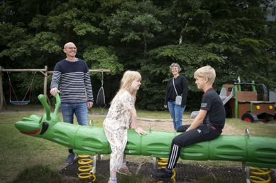 10-årige David T. Kvistgaard fra Vildbjerg og syv-årige Astrid O. Nygaard fra Gjern hygger sig på Kjelsø-lejren. Det gør lejr-lederne Anette og Daniel Bräuner fra Skovsborg også.