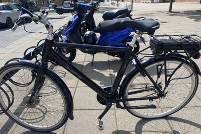 Elcyklen, der var ved at blive stjålet, holder ved Rema 1000 i Kjellerup.