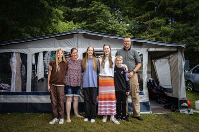 Familien Rosendal fra Kjellerup har i den grad nydt ferien på Lystruphave Bibelcamping og ikke mindst fællesskabet med de andre campister. Fra venstre er det Maria, mor Inger, Ida, Anne, David og far Per. Foto: Martin Ballund
