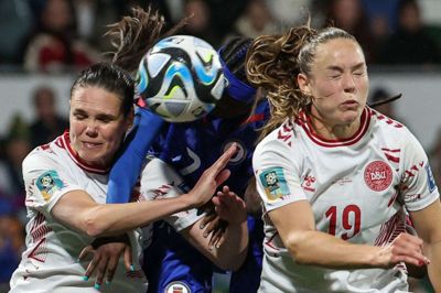Janni Thomsen og resten af truppen er videre fra pujlen ved VM i kvindefodbold. Her ses hun til højre sammen med Simone Boye (tv) under kampen. Spilleren fra Haiti er angriberen Batcheba Louis.Foto: Ritzau Scanpix