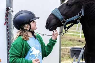 10-årige Anna Raabo nyder at være på sommerlejr med sin islænderhest, Disa. Og hun glæder sig især til »kratluskerstævnet«. Foto: Chresten Bergh
