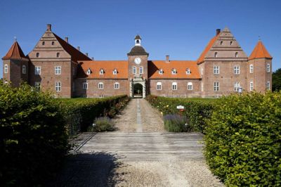 Ulstrup Slots beliggenhed er typisk for en gammeldansk herregård. Den ligger smukt lige opad Gudenåen, midt i mellem Langå og Bjerringbro.