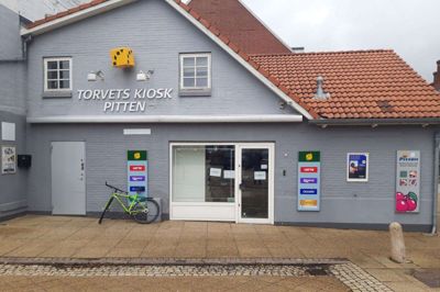 Kim Friis Lund fortæller, at Torvets Kiosk-bygningen er lejet ud. Foto: Morten Hallstrøm