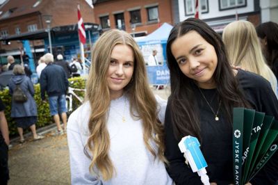 Sofie Hallstrøm og Milla Hald fra 8. klasse på Trekløverskolen i Kjellerup havde sammen med masser af skolekammerater fået besked på at bakke op, og det gjorde de gerne. For det var da meget sjovt at se på, synes de to.