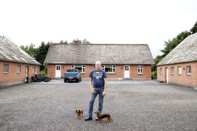 Stig Kristensen bor med sin hustru på Kærsholm Møllevej. Her er der ikke produktion, men alene bolig og kontorfaciliteter og garage. Her bliver han boende som lønmodtager på den gård, som han stadig ejer lidt endnu.
