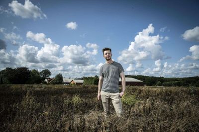 Bjarne Laursen i marken med hestebønner. Geddebækholm dyrker hestebønner som svinefoder, så man undgår at importere for mange sojabønner. Foto: Martin Ballund
