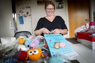 Camilla Marianne Busk elsker at gøre en forskel med frivilligt arbejde. Og hendes Trøstemus, de gør en forskel - det oplever hun, når hun afleverer dem på de lokale sygehuse.