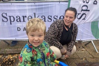 Oliver Birkbak med mor Anika efter at have kørt scooterræs. Oliver kom først over målstregen.
