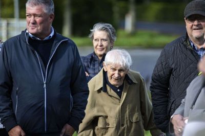 Orla Dietz da han blev hyldet i 2018 for sin indsats for kunstens verden med sin helt egen søjle i Vestergade i Kjellerup. Foto: Jakob Stigsen Andersen