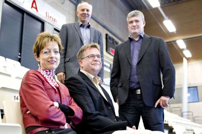 Hans-Jørgen Hørning mener, at Silkeborg Kommune bør anerkende, at de selvejende institutioner er vokset ud af lokalsamfundene. Her ses han bagest ved indvielsen af Arena Midt i 2010 sammen med daværende borgmester Hanne Bæk Olsen, Ole Kyed og Steen Vindum. Foto: Jakob Stigsen Andersen