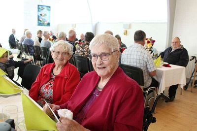 Erna Sørensen er blevet 100 år. Her bliver hun fejret i Glassalen. Ved sin side har hun sønnen Bennys svigermor, Aase Thesbjerg. Aase er også Ernas tidligere bowling-makker.