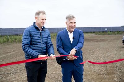 Direktør i Eurowind Energiy, Jens Rasmussen (tv), og klima-, energi- og forsyningsminister Lars Aagaard klippede i fællesskab den røde snor med Energipark Marsvinslund.