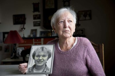Karen Dybdal er mor til Ulrik. Ulrik døde som 39-årig. Inden da var han i 20 år kærester med Jens Rosendahl, der skrev sangen »Du kom med alt hvad der var dig« om netop Ulrik.