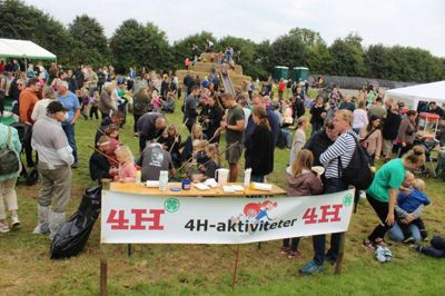 Der var fyldt med mennesker hele dagen på Pinnebjergvej. Masser af familier havde fundet vej til 4Hs område. 4H er landbrugets børne- og ungdomsarbejde.