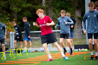 Konstant i bevægelse. Levring Efterskole har de sidste mange år haft stærke idrætslinjer. Fodbold er en af dem. Foto: Jakob Stigsen Andersen.