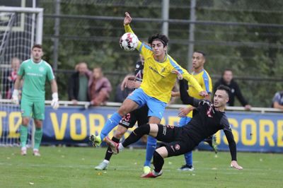 Alex Khalil fik et tidligt rødt kort for Kjellerup IF i kampen mod Hobro. Foto: Martin Ballund