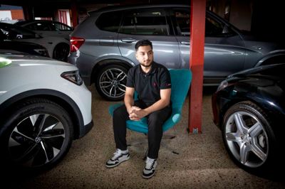 Daniel Al Dirawi var blot 16 år, da han startede sit eget klargøringsfirma. I dag er han bilsælger hos en bilforhandler i Kjellerup.