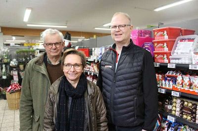 Købmand Jesper Neess Rasmussen (th) har allieret sig med Linda Lyngsøe fra Røde Kors og sognepræst Jørgen Løvstad i forbindelse med uddeling af årets julehjælp. Foto: Morten Hallstrøm