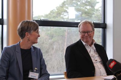 Lufthavnens næstformand Dorte West og formand Ulrik Wilbek samlet til pressemøde i lufthavnen sidste år. Nu er der positive nyheder for den lokale lufthavn.