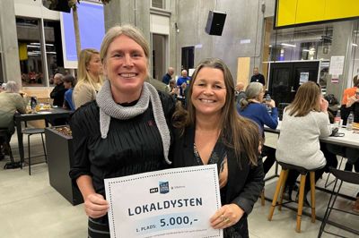Tovholderne Karina Lavrsen og Tina Jakobsen modtog pengene, der skal gå til næste års dyst.
