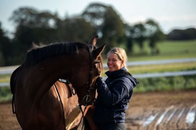 Susan Kjærgård var gennem 14 år på landsholdet i ridebanespringning. I snart to årtier har hun holdt foredrag og undervist i træning af heste uden pisk, slag og sporer. - Jeg udviklede tidligt interessen for at finde ind til de såkaldt »vanskelige« heste og finde andre veje at gå, når hestene ikke trivedes med det gængse, fortæller hun. Foto: Loise Bjørk