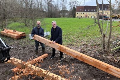 Arbejdet med den nye sti, hvor der også skal være en bro, er gået i gang. Kristian Nielsen fra Silkeborg Kommune og Anders Harvig fra lokalrådet var med til første spadestik.