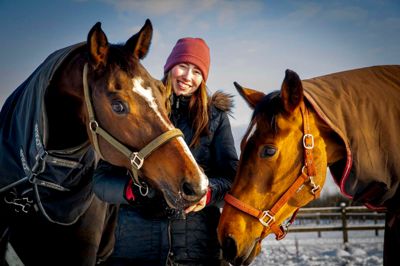 Gøril Angell er »groom« på Midtjysk Ridecenter, det vil sige, hun passer og gør hestene klar til stævner.