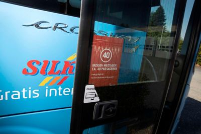 En skolebus fra Silkebus sad fast i sneen og måtte have hjælp.