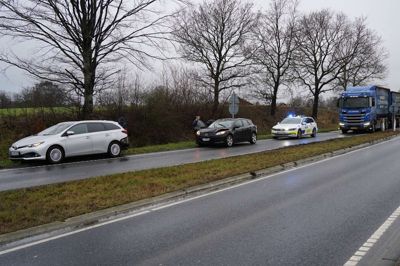 Sammenstødet gav en længere bilkø, da særligt de større køretøjer havde svært ved at passere uheldsstedet. Foto: Peter Erfurt