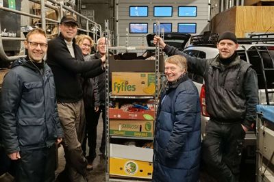 Frivillige kørte torsdag ud med julehjælp i Kjellerup og Levring. Sognepræst Anders Bo Engrob Jørgensen (tv), Per Rosendal, Mette Sivebæk, Kai Rasmussen (alle tre fra menighedsrådet), kirke- og kulturmedarbejder Lisa Bjærre Olsen og Kristian Olsen (frivillig). Privatfoto