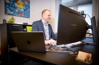 - Jeg arbejder mange timer, men når jeg kører fra kontoret, har jeg fri, siger iværksætteren Kim Jensen, der trives med at have travlt. Foto: Jakob Stigsen Andersen